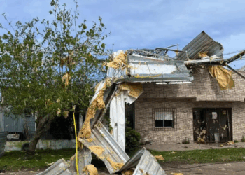 Tempestades, granizo e vendavais atingem municípios de Santa Catarina e Rio Grande do Sul, deixando milhares de imóveis danificados e pessoas afetadas.