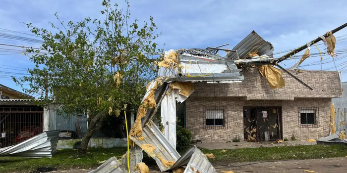 Tempestades, granizo e vendavais atingem municípios de Santa Catarina e Rio Grande do Sul, deixando milhares de imóveis danificados e pessoas afetadas.
