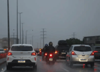Inmet mantém alertas para tempestades, onda de calor e baixa umidade nesta terça-feira (29). Veja a previsão do tempo nas regiões do Brasil.