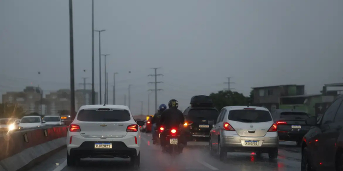 Inmet mantém alertas para tempestades, onda de calor e baixa umidade nesta terça-feira (29). Veja a previsão do tempo nas regiões do Brasil.