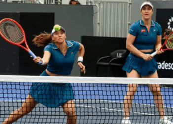 Luisa Stefani avança às semifinais do SP Open ao lado de Gabriela Dabrowski após desistência da dupla adversária. Jovens brasileiras também se destacam.