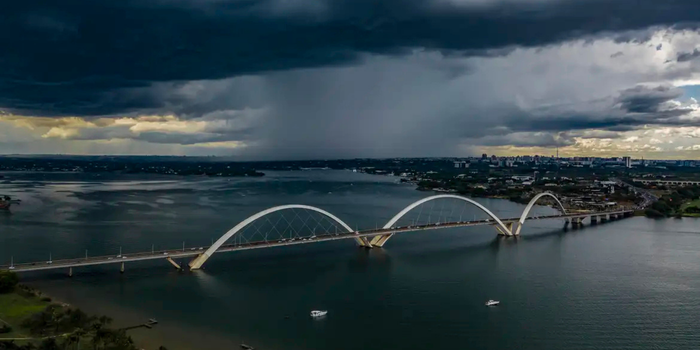 Defesa Civil alerta para chuva forte e rajadas de vento de até 60 km/h no Distrito Federal. Veja a previsão e os principais cuidados durante tempestades.