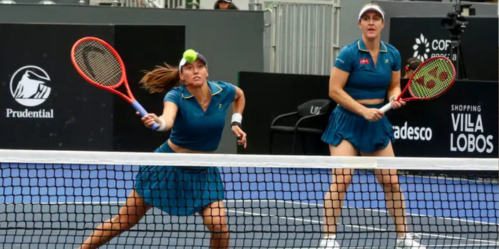Luisa Stefani avança às semifinais do SP Open ao lado de Gabriela Dabrowski após desistência da dupla adversária. Jovens brasileiras também se destacam.