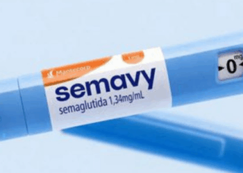 Anvisa proíbe propaganda do Semavy, medicamento à base de semaglutida, após identificar anúncios em painéis de aeroporto, site e redes sociais.