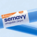 Anvisa proíbe propaganda do Semavy, medicamento à base de semaglutida, após identificar anúncios em painéis de aeroporto, site e redes sociais.