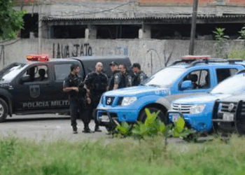 Operação policial na Maré, no Rio, deixa mortos e feridos, mobiliza cerca de 200 agentes e provoca suspensão de aulas e serviços de saúde na região.