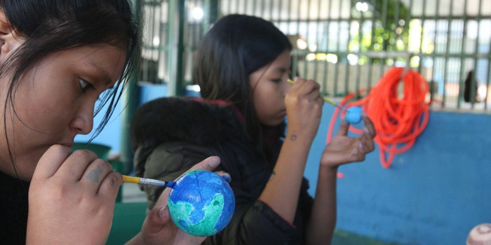 Estudo sobre educação Stem no Brasil aponta que formação contínua de professores e acesso à tecnologia são essenciais para melhorar o ensino nas escolas.