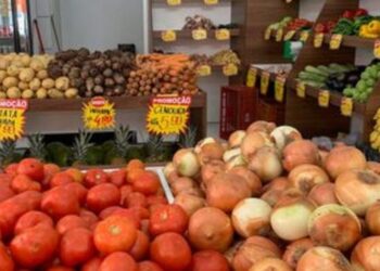 IPCA registra deflação de 0,32% em agosto, influenciado pela queda da energia elétrica, alimentos e passagens aéreas. Inflação acumula 4,22% em 12 meses.