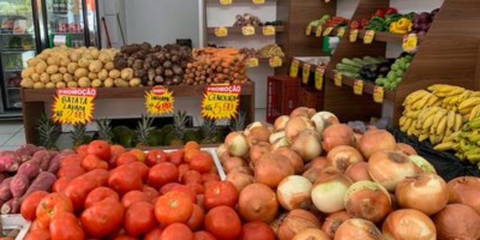 IPCA registra deflação de 0,32% em agosto, influenciado pela queda da energia elétrica, alimentos e passagens aéreas. Inflação acumula 4,22% em 12 meses.