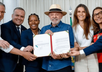 Lula sanciona lei que cria diretrizes nacionais para o futebol feminino, com regras para clubes, CBF e governo e medidas de formação e proteção das atletas.