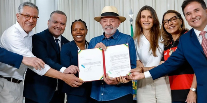 Lula sanciona lei que cria diretrizes nacionais para o futebol feminino, com regras para clubes, CBF e governo e medidas de formação e proteção das atletas.