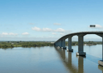 Defesa Civil alerta para risco de inundação em Porto Alegre devido à elevação do Guaíba. Rio chegou a 2,02 metros e começou a recuar.