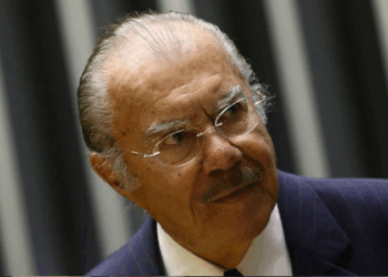 José Sarney, de 96 anos, continua internado no Hospital Sírio-Libanês, em São Paulo, para acompanhamento e tratamento de uma pneumonia bacteriana.