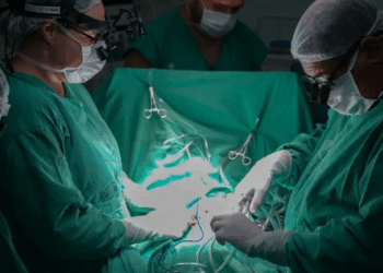 Nova lei cria padrões nacionais para avaliar hospitais e clínicas particulares, prevê fiscalização, divulgação de resultados e multas por descumprimento.