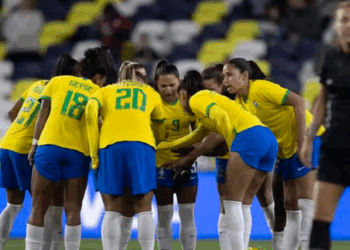 Lei 15.522 estabelece novas diretrizes para o futebol feminino no Brasil, com medidas para profissionalização, formação de atletas, maternidade e igualdade.
