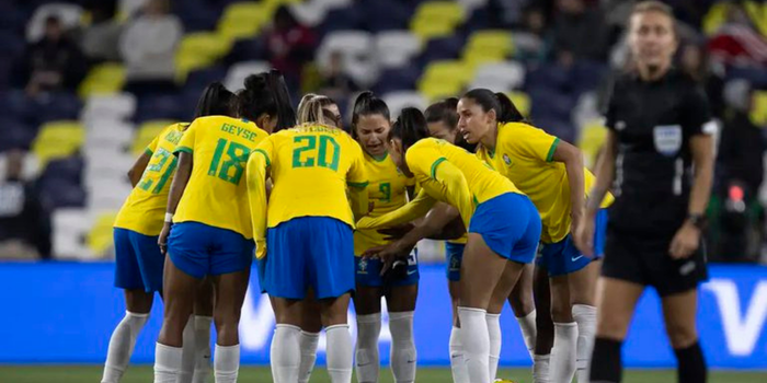 Lei 15.522 estabelece novas diretrizes para o futebol feminino no Brasil, com medidas para profissionalização, formação de atletas, maternidade e igualdade.