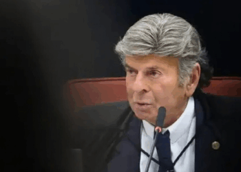Luiz Fux deu dez dias para Davi Alcolumbre informar ao STF sobre eventuais registros de entrada e saída de Viviane Barci, Daniel Vorcaro e outros nomes no Senado.