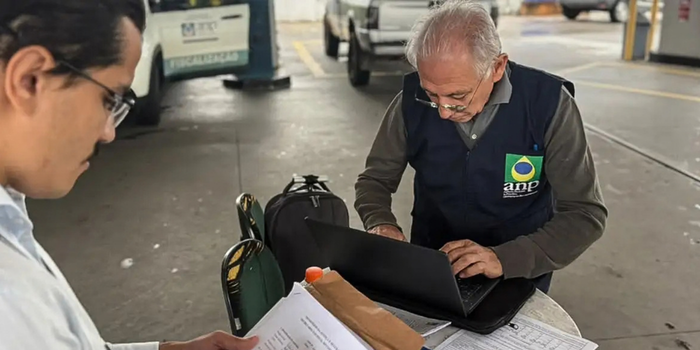 ANP aplicou mais de R$ 200 milhões em multas a distribuidoras por aumentos abusivos nas margens de combustíveis. Empresas ainda podem recorrer.