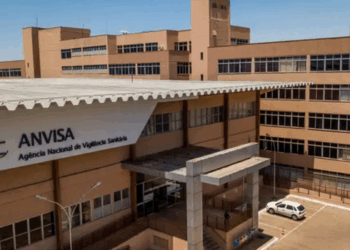 Anvisa proíbe propaganda do Semavy, medicamento à base de semaglutida, após identificar anúncios em aeroporto, site e redes sociais.