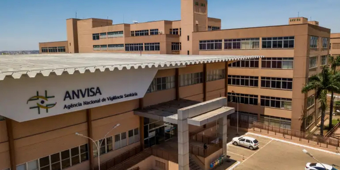 Anvisa proíbe propaganda do Semavy, medicamento à base de semaglutida, após identificar anúncios em aeroporto, site e redes sociais.