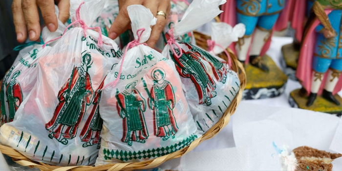 Celebração de São Cosme e São Damião reúne católicos e religiões de matriz africana no Rio, com missas, doces e ações comunitárias.