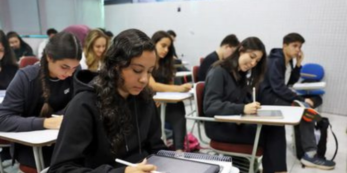 MEC lança Guia do Enem com vídeos, tutoriais, dicas e informações oficiais sobre inscrição, provas, resultados e acesso ao ensino superior.