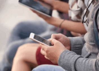 Pesquisas apontam que gastos com apostas online podem afetar a matrícula e a permanência de estudantes no ensino superior privado no Brasil.