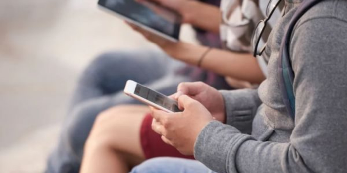 Pesquisas apontam que gastos com apostas online podem afetar a matrícula e a permanência de estudantes no ensino superior privado no Brasil.