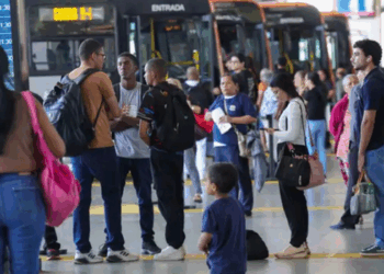 Pesquisa mostra que 39% das mulheres brasileiras já recusaram emprego por dificuldades de deslocamento. Insegurança e custo estão entre os principais obstáculos.