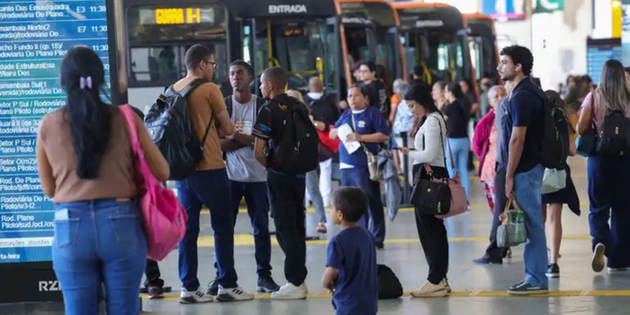 Pesquisa mostra que 39% das mulheres brasileiras já recusaram emprego por dificuldades de deslocamento. Insegurança e custo estão entre os principais obstáculos.