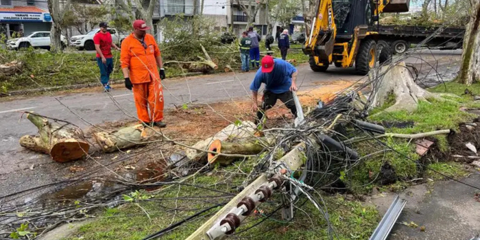 Temporais deixam 703 desabrigados e 3.231 desalojados no Rio Grande do Sul. Mais de 560 mil pessoas foram afetadas em 145 municípios.