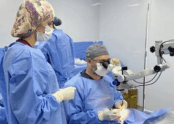 SUS incorpora nova técnica cirúrgica que permite tratar glaucoma e catarata em uma única intervenção, com potencial de reduzir custos e acelerar a recuperação.