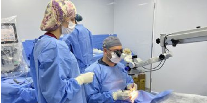 SUS incorpora nova técnica cirúrgica que permite tratar glaucoma e catarata em uma única intervenção, com potencial de reduzir custos e acelerar a recuperação.