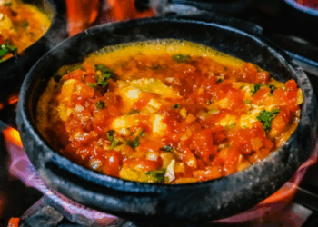 Vitória celebra o Dia da Moqueca nesta quarta-feira (30), destacando a tradição da panela de barro, a gastronomia capixaba e lugares como Ilha das Caieiras.