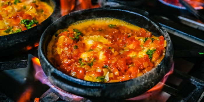Vitória celebra o Dia da Moqueca nesta quarta-feira (30), destacando a tradição da panela de barro, a gastronomia capixaba e lugares como Ilha das Caieiras.