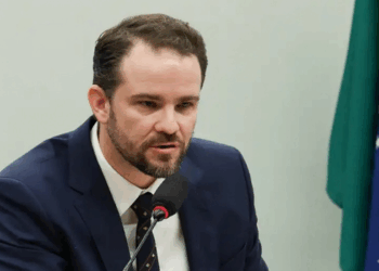 Ministro Dario Durigan afirma que dono da Entre Investimentos recebeu recursos do crime organizado. Operação Carbono Oculto investiga movimentações financeiras.