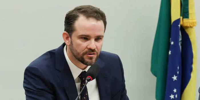 Ministro Dario Durigan afirma que dono da Entre Investimentos recebeu recursos do crime organizado. Operação Carbono Oculto investiga movimentações financeiras.