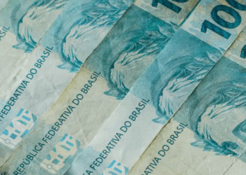 Tesouro Direto registra recorde de R$ 15 bilhões em investimentos em agosto, com crescimento no número de investidores ativos e cadastrados.