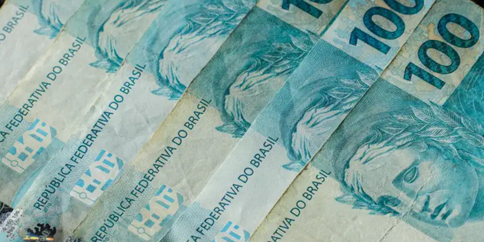 Tesouro Direto registra recorde de R$ 15 bilhões em investimentos em agosto, com crescimento no número de investidores ativos e cadastrados.