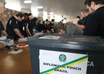 Quase 920 mil brasileiros que vivem no exterior estão aptos a votar nas eleições de 2026. Saiba onde haverá votação e conheça o perfil desse eleitorado.