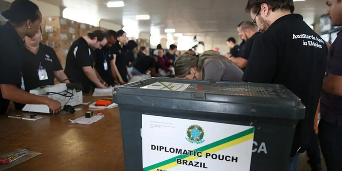 Quase 920 mil brasileiros que vivem no exterior estão aptos a votar nas eleições de 2026. Saiba onde haverá votação e conheça o perfil desse eleitorado.