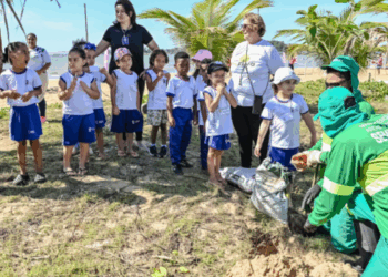 Crianças do Cmei Zilmar Alves de Melo participam de plantio de mudas no Parque Barão de Monjardim, em Vitória, em ação do VixFlora.
