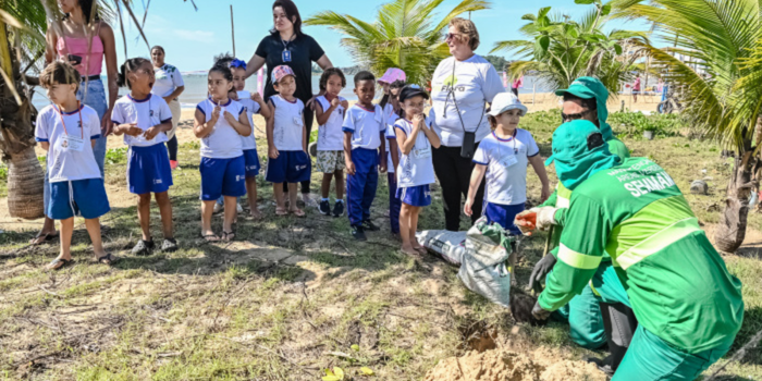 Crianças do Cmei Zilmar Alves de Melo participam de plantio de mudas no Parque Barão de Monjardim, em Vitória, em ação do VixFlora.