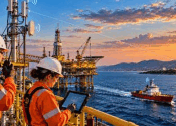 No Dia Mundial do Petróleo, entenda como satélites, fibra óptica, redes móveis e sistemas digitais garantem a conectividade de plataformas de petróleo em alto-mar.