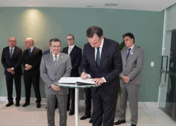 Rodrigo Pacheco toma posse como ministro do TCU após deixar o Senado. Ex-presidente da Casa ocupará a vaga aberta com a saída de Bruno Dantas.