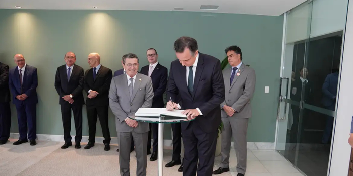 Rodrigo Pacheco toma posse como ministro do TCU após deixar o Senado. Ex-presidente da Casa ocupará a vaga aberta com a saída de Bruno Dantas.