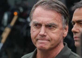 STF: defesa de Bolsonaro recua em pedido de suspensão da pena, mas mantém questionamento sobre julgamento pela Primeira Turma.