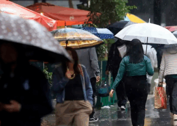 Ciclone extratropical se intensifica na costa Sul e favorece avanço de frente fria pelo Brasil, com previsão de tempestades, ventos e granizo.