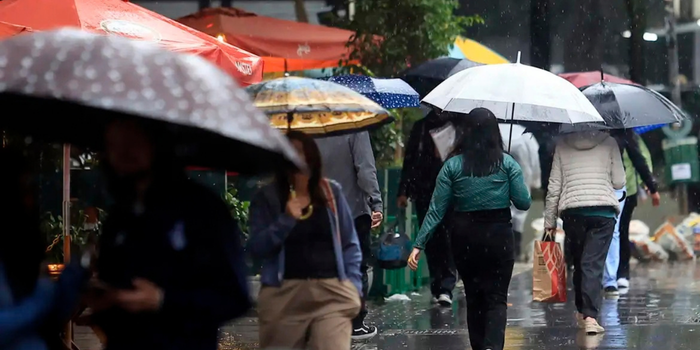 Ciclone extratropical se intensifica na costa Sul e favorece avanço de frente fria pelo Brasil, com previsão de tempestades, ventos e granizo.