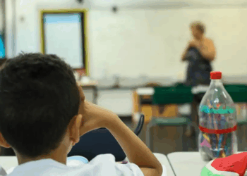 Brasil gastou US$ 4.133 por aluno em 2023, cerca de um terço da média da OCDE. Relatório mostra investimentos e despesas na educação.